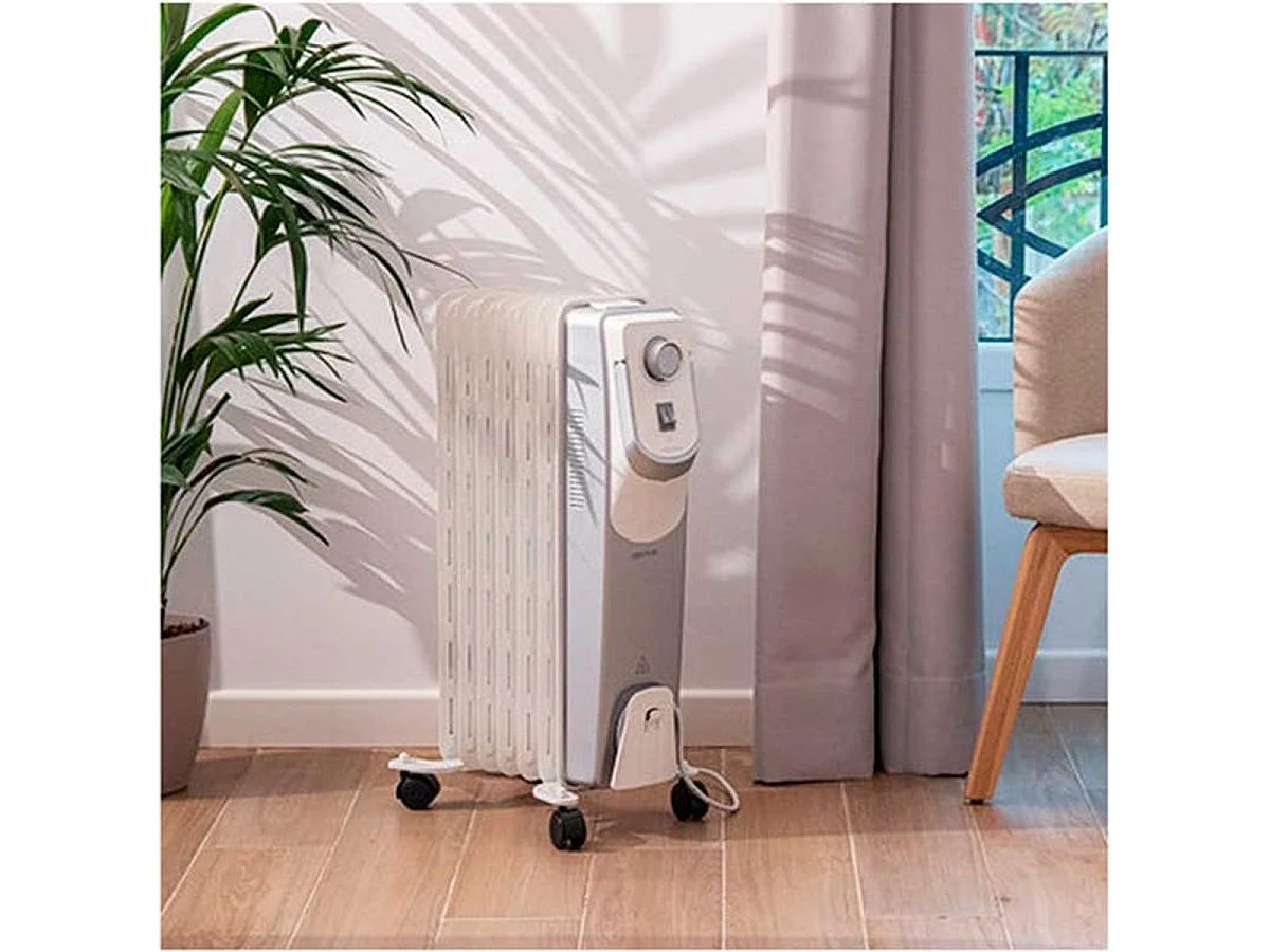 Radiador de aceite Ready Warm 7000 Space 360º Cecotec 7 módulos 1500W con ruedas blanco