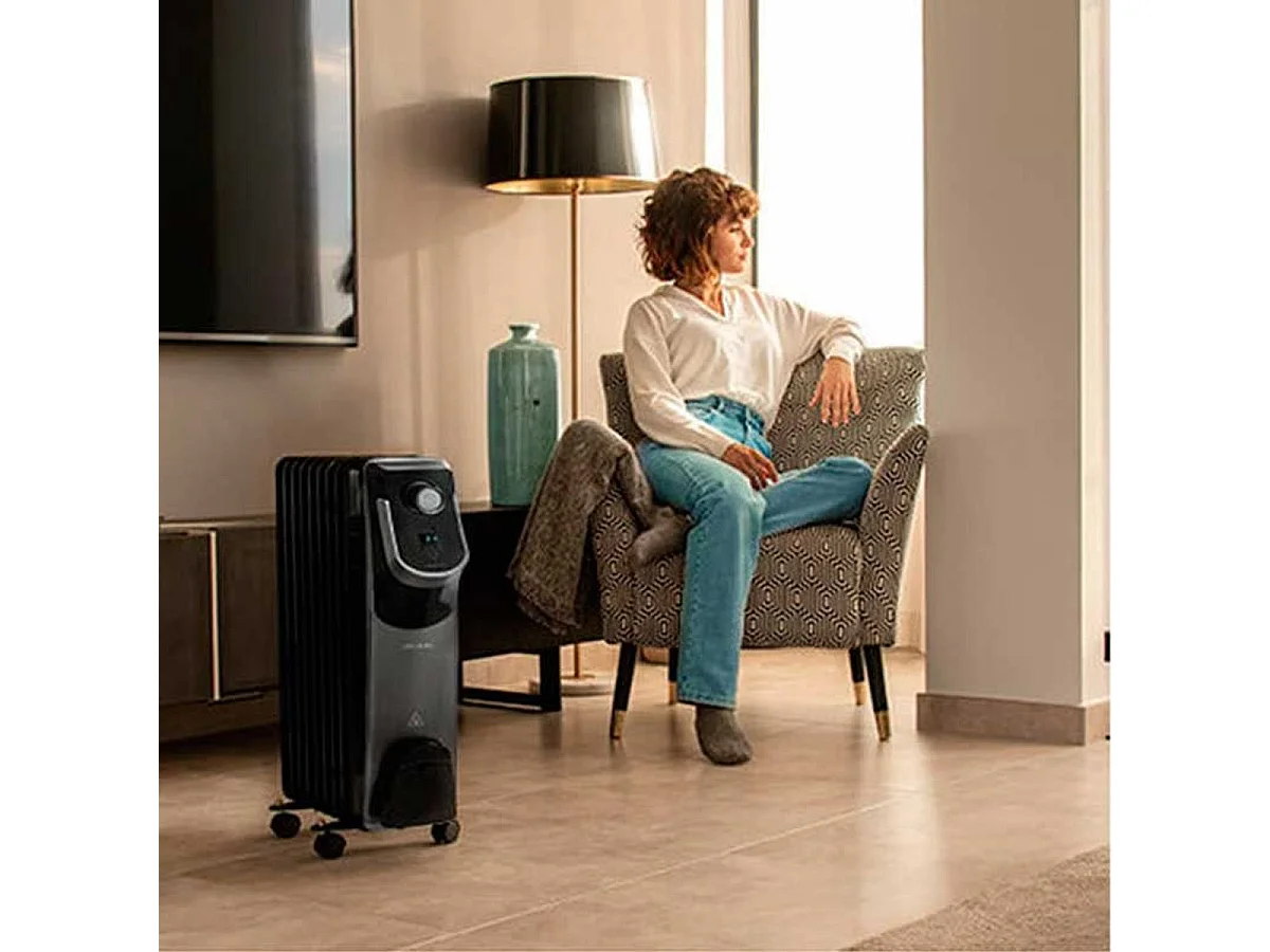 Radiador de aceite Ready Warm 9000 Space 360º Black Cecotec 9 módulos 2000W negro