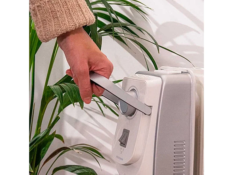 Radiador de aceite Ready Warm 9000 Space 360º Cecotec 9 módulos 2000W blanco