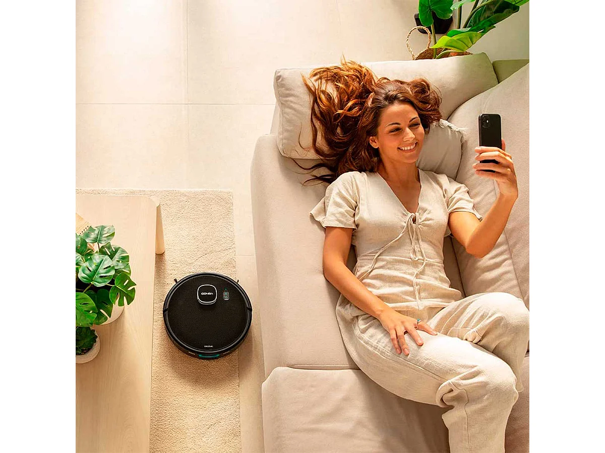 Robot aspirador Cecotec Conga Eternal Pet Vital 4 en 1 WiFi Alexa especial mascotas negro
