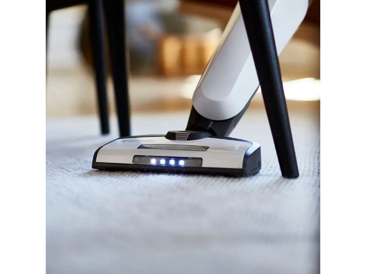 Aspirador vertical Nilfisk Easy 170W 2 en 1 inalámbrica negro