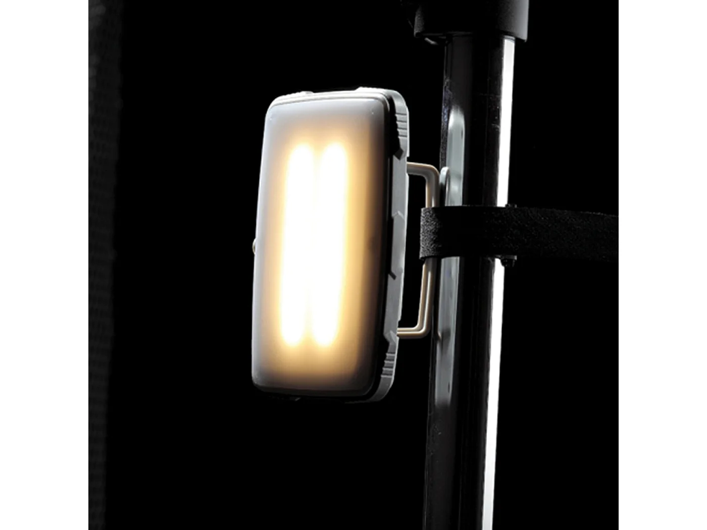 Bærbart, batteridrevet LED-panel med 1200 lm. Genopladeligt Li-ion-batteri.