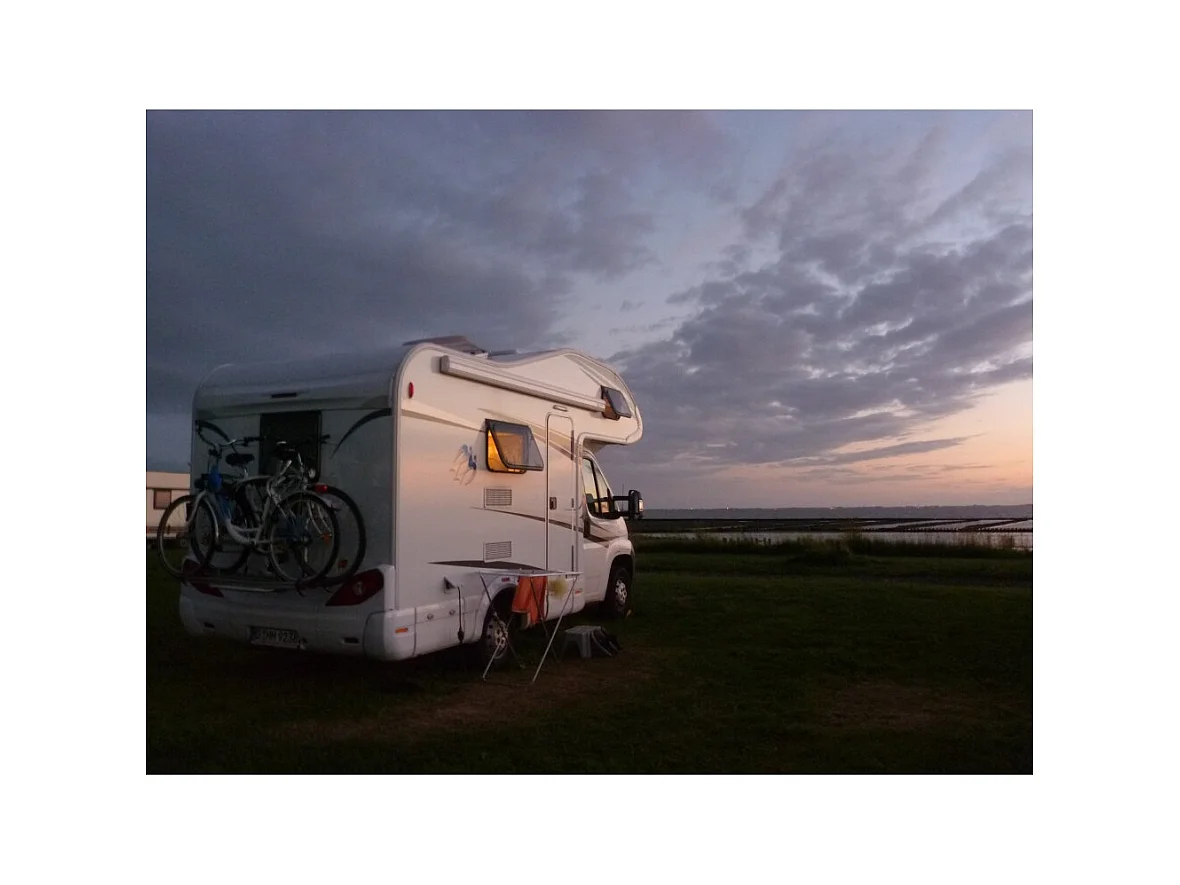 Kit Fotovoltaico a Isola 50W - Kit con pannello solare, regolatore di carica, lampadine e accessori per l'installazione