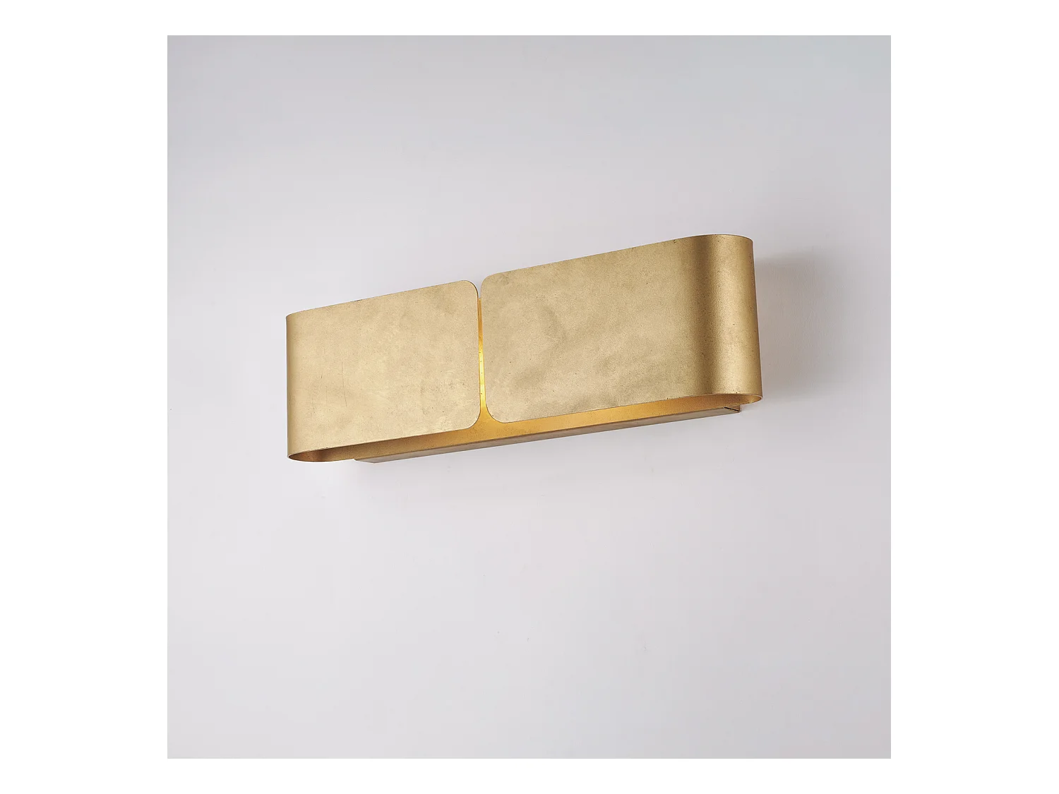 Hug - Wandleuchte mit lasergeschnittenem Diffusor aus weiß lackiertem Eisen mit antikem Golddekor, 2 Lichter .45 - P.10 - BL316-AP2-ORO