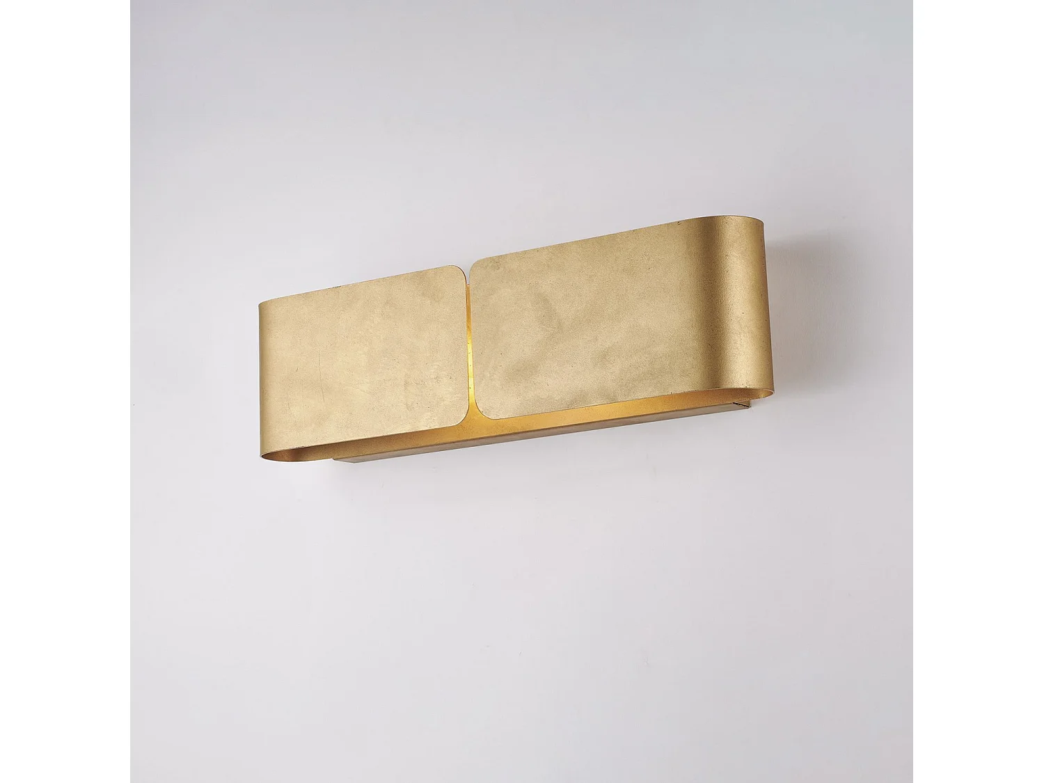 Hug-Applikation mit lasergeschnittenem Diffusor aus weiß lackiertem Eisen mit Dekor. Antikgold 2 Lichter .45 P.10 BL316-AP2-ORO