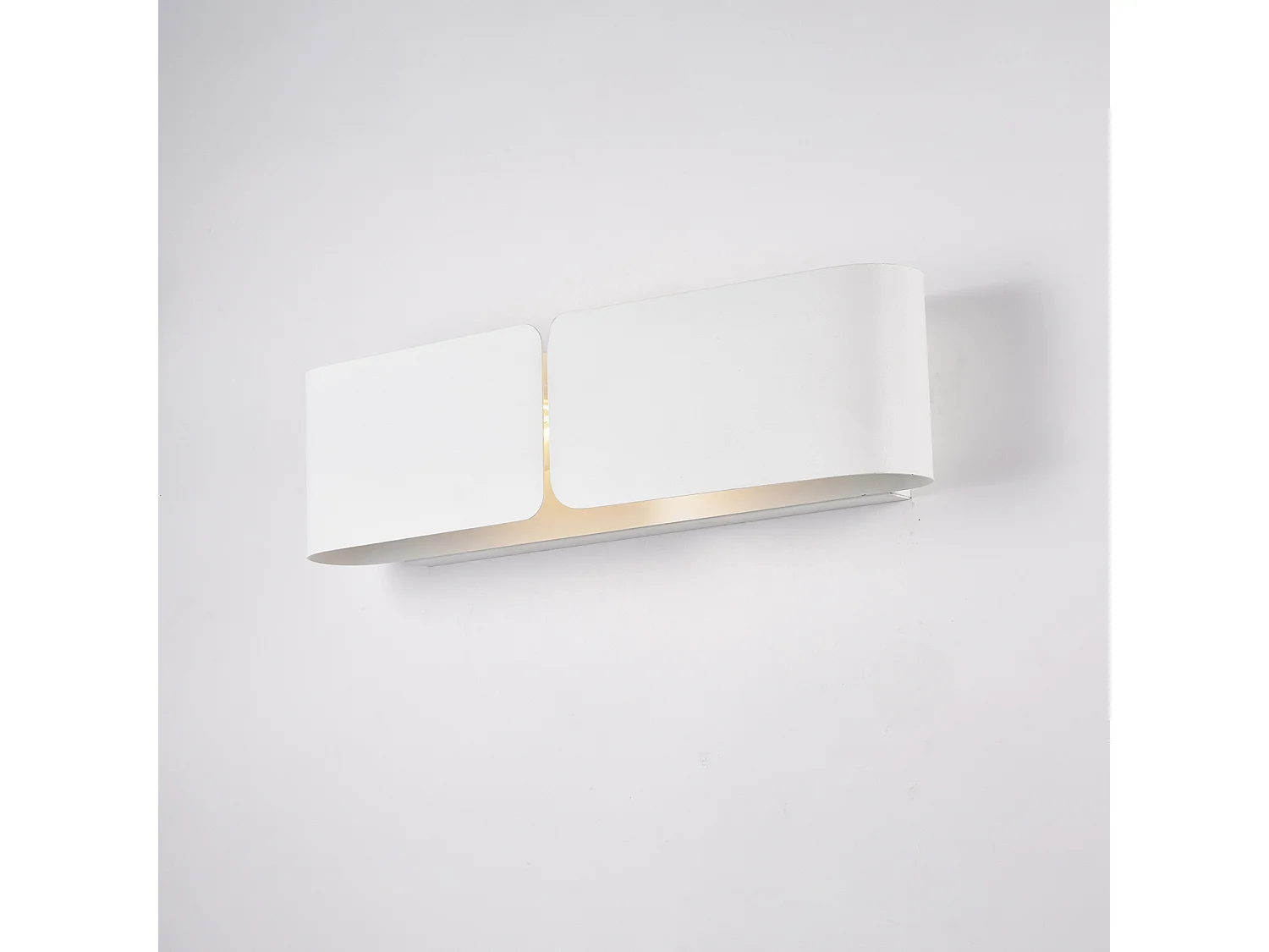 Hug Applique avec diffuseur découpé laser en fer laqué blanc 2 lumières .45 P.10 BL316-AP2-BCO