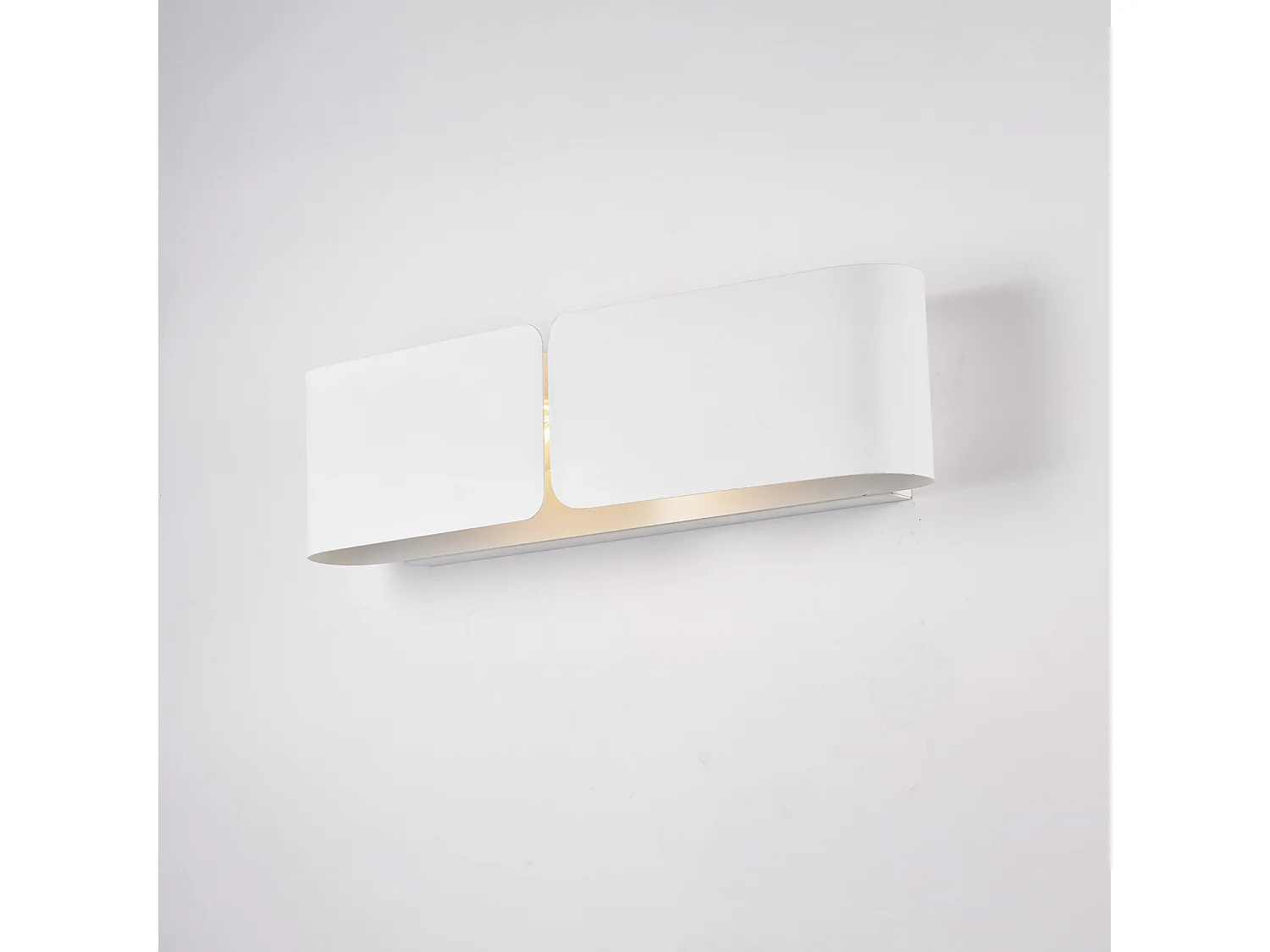 Hug Applique avec diffuseur découpé laser en fer laqué blanc 2 lumières .45 P.10 BL316-AP2-BCO