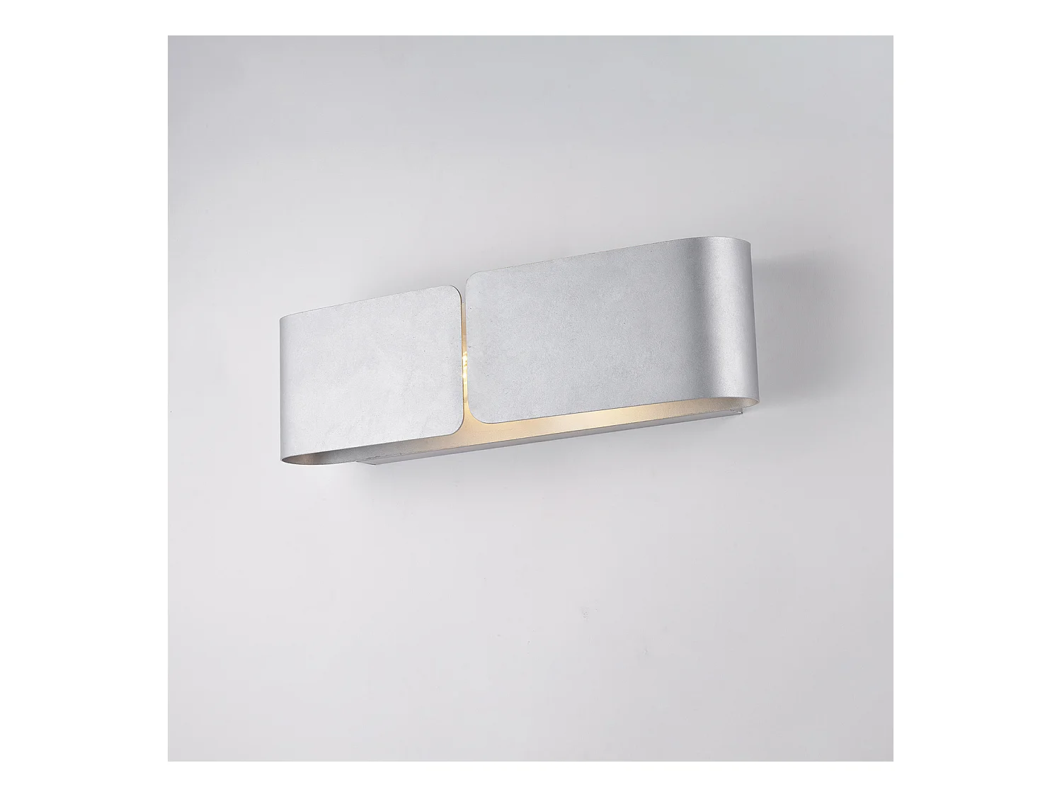 Aplique Abraço com difusor cortado a laser em ferro branco com dec. prata antiga 2 luzes .45 P.10 BL316-AP2-ARG