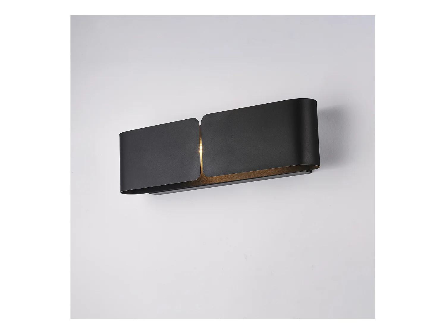 Hug Applique avec diffuseur découpé laser en fer laqué noir 2 lumières .45 P.10 BL316-AP2-NR