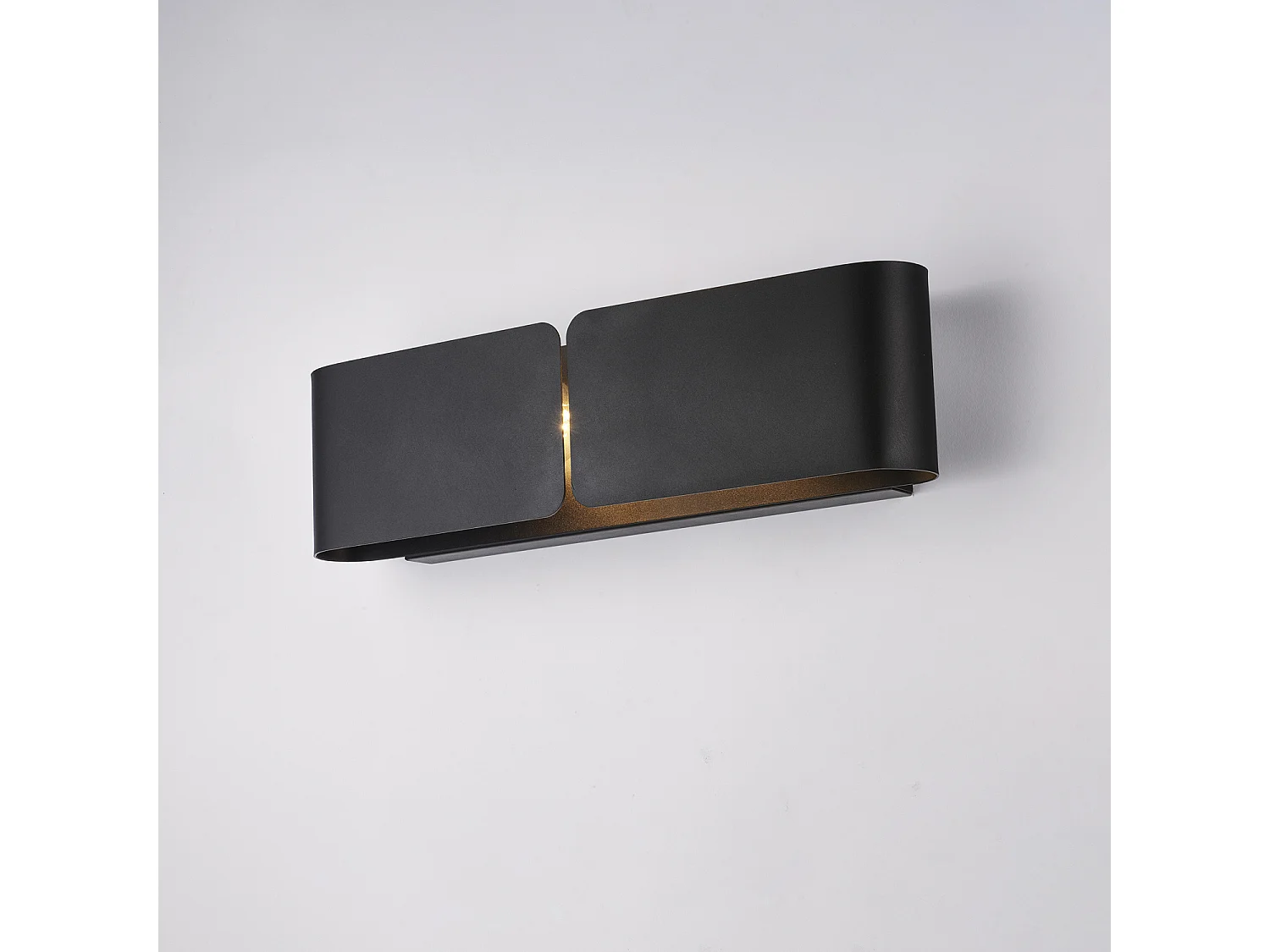 Hug Applique avec diffuseur découpé laser en fer laqué noir 2 lumières .45 P.10 BL316-AP2-NR