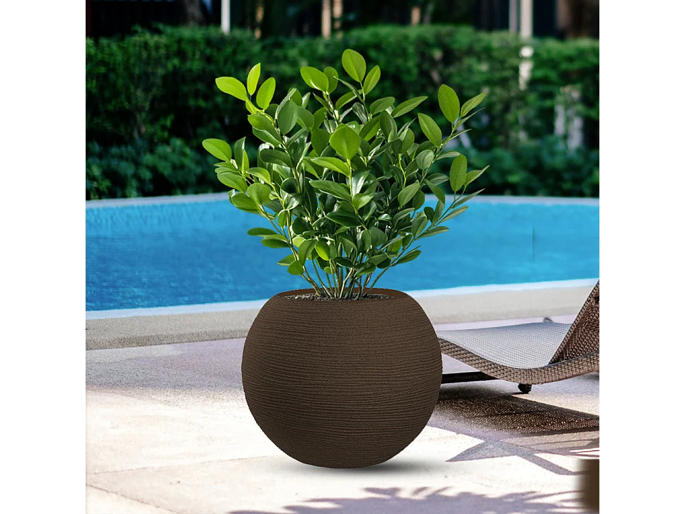 Divina Garden -  Harzvase für Pflanzen im Innen- und Außenbereich, rundes Kugeldesign, D.40x33h, Botticelli Brown
