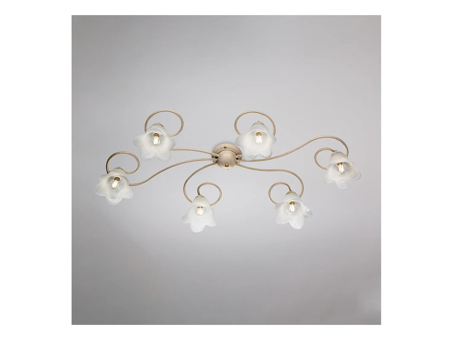 Plafon Alice em ferro marfim com deco difusores antigos em ouro e vidro d. 14 alabastro branco 6 luzes L. 99 X 50