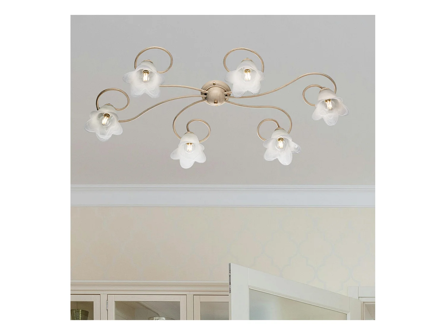 Plafon Alice em ferro marfim com deco difusores antigos em ouro e vidro d. 14 alabastro branco 6 luzes L. 99 X 50