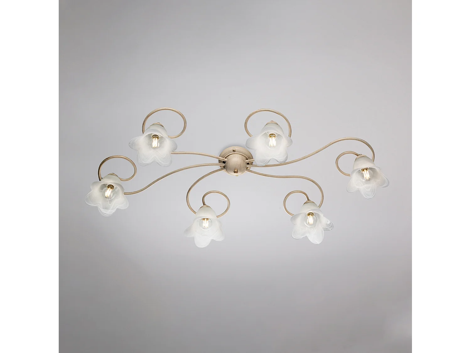 Candeeiro de teto Alice em ferro lacado marfim com decoração em ouro antigo e difusores em vidro d. 14 alabastro branco 6 luzes C. 99 X 50