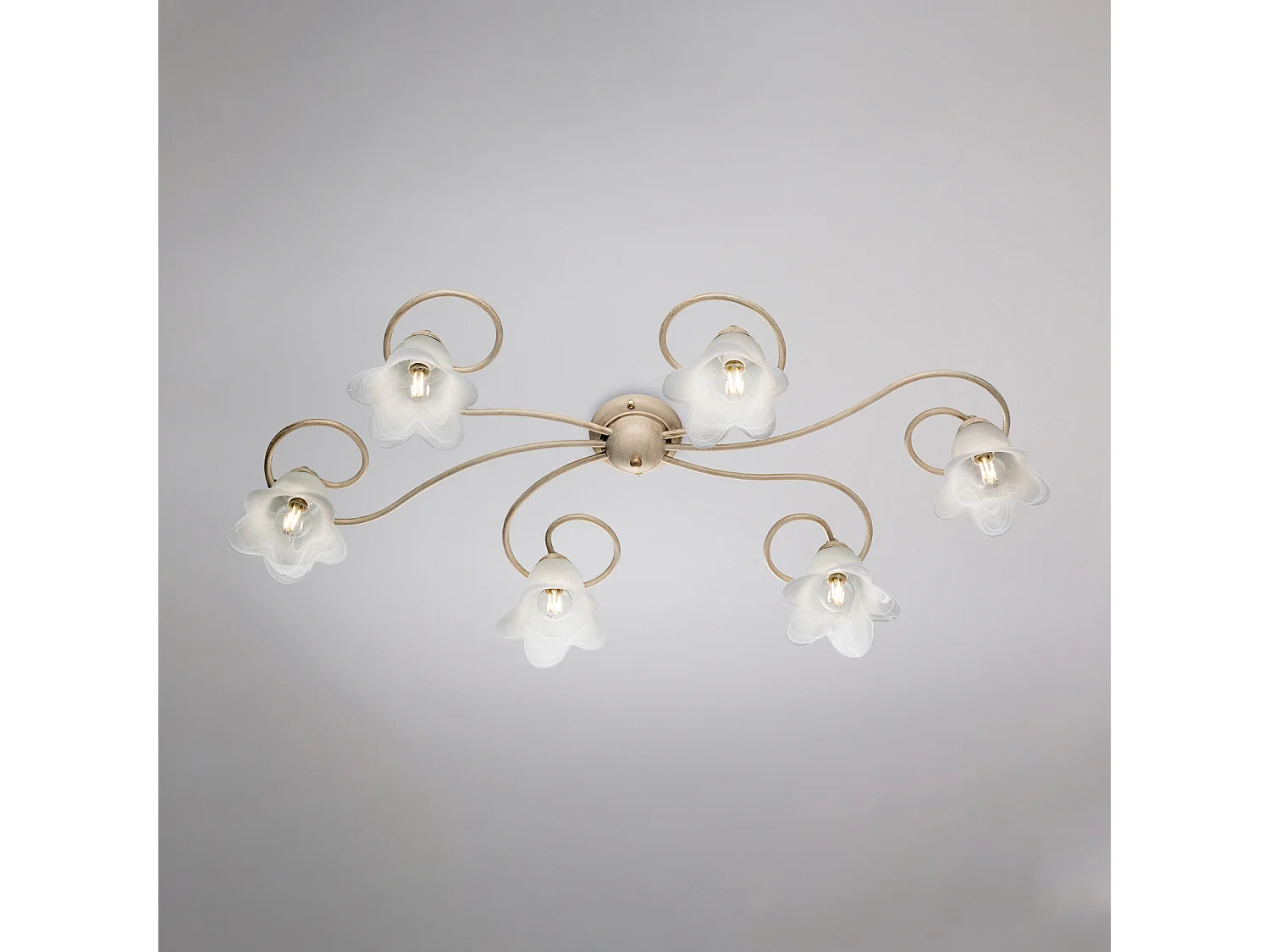 Candeeiro de teto Alice em ferro lacado marfim com decoração em ouro antigo e difusores em vidro d. 14 alabastro branco 6 luzes C. 99 X 50