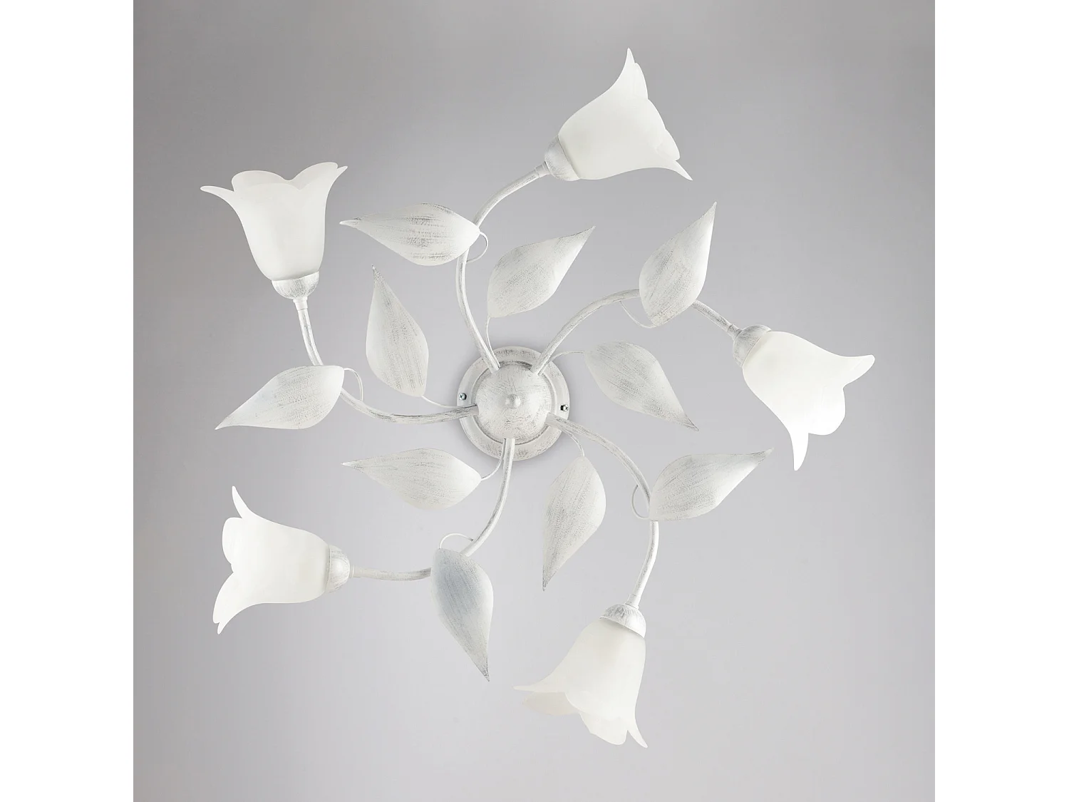 Plafonnier Olga fer blanc, déco argent antique, verre albâtre d.14, 5 lumières d.70 cm lumière diffuse élégante