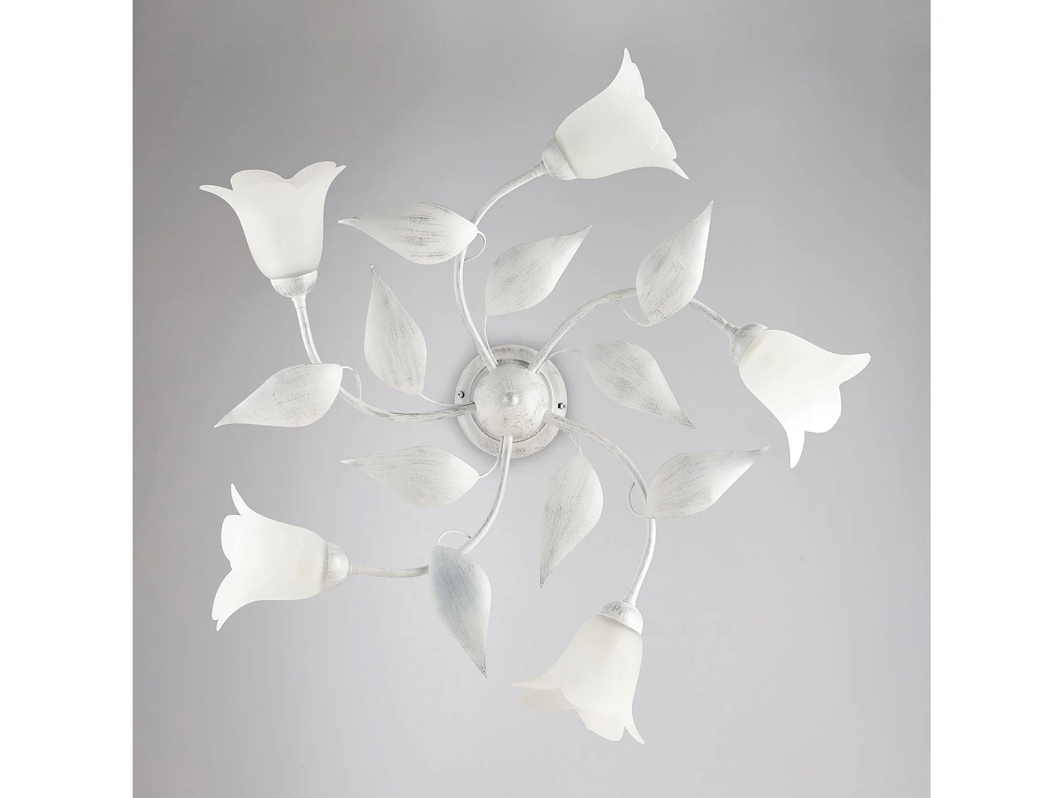 Olga - Plafoniera in ferro laccato bianco con decoraz. argento antico e diffusori in vetro d. 14 alabastro bianchi 5 luci H.20 - Ø70