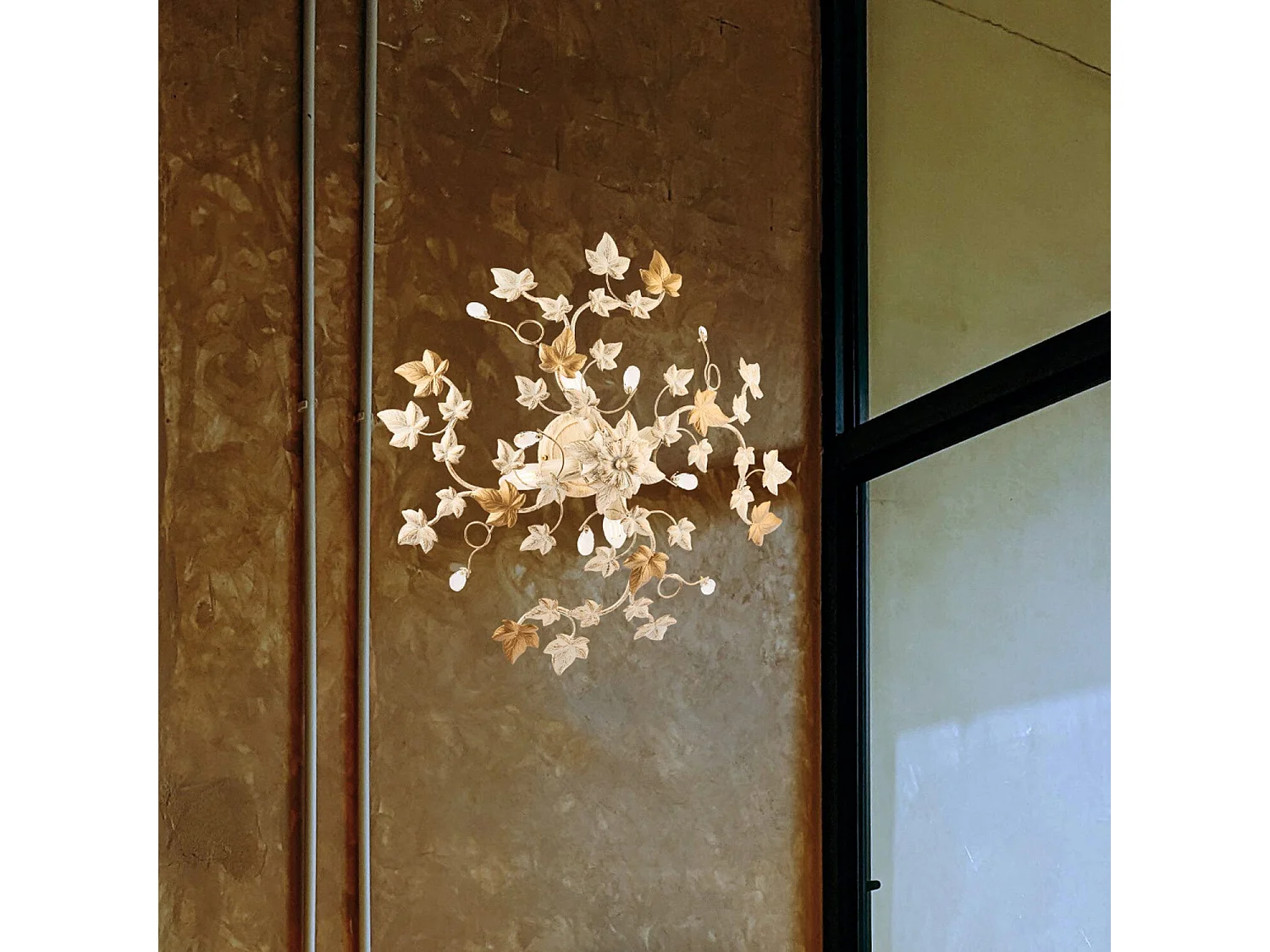 Plafoniera Shabby Edera 4 Luci Ferro Battuto Avorio Oro Con Foglie E Cristalli