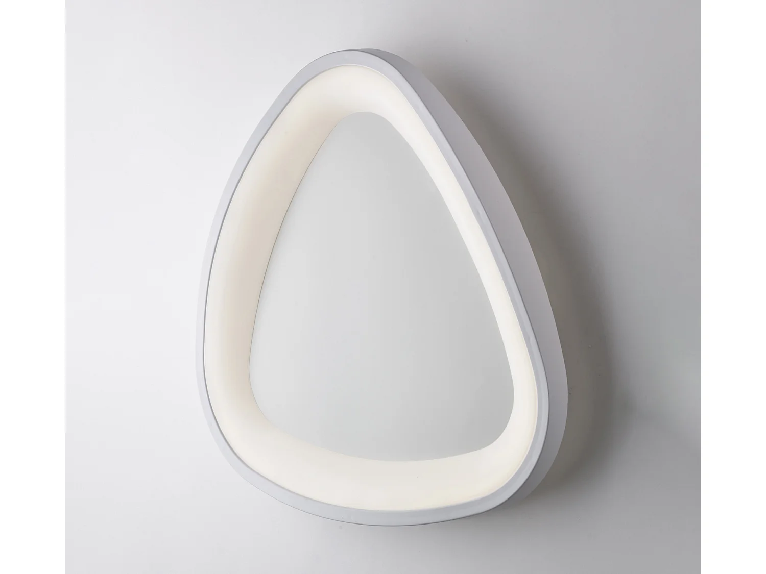 Lampa sufitowa Anna trójkątna z metalu i lakierowanego na biało aluminium ze zintegrowaną diodą LED H.7 Ø50 BL249-P50T
