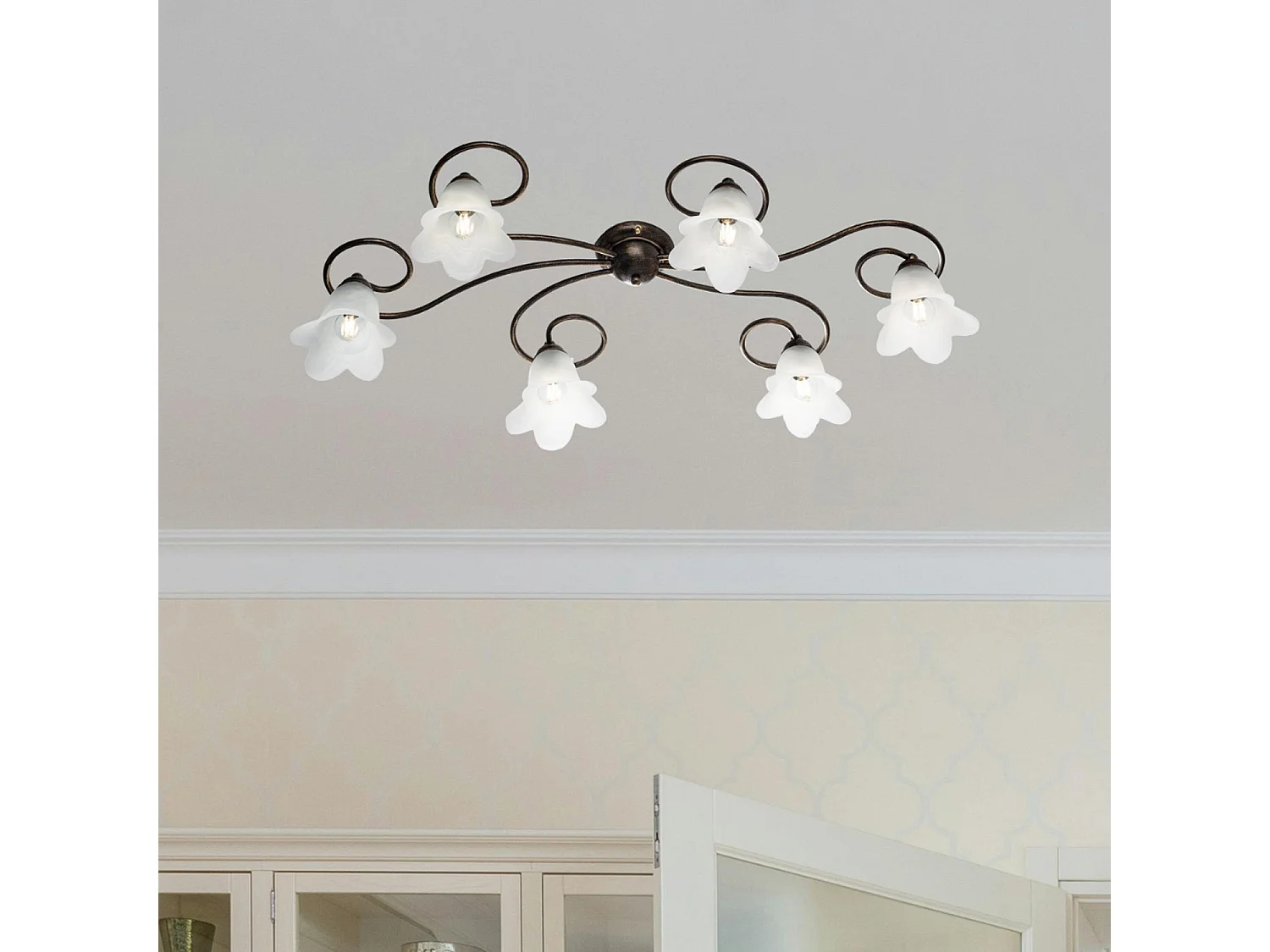 Alice Plafoniera in ferro laccato marrone con decoraz. oro antico e diffusori in vetro d. 14 alabastro bianchi 6 luci L. 99 X 50
