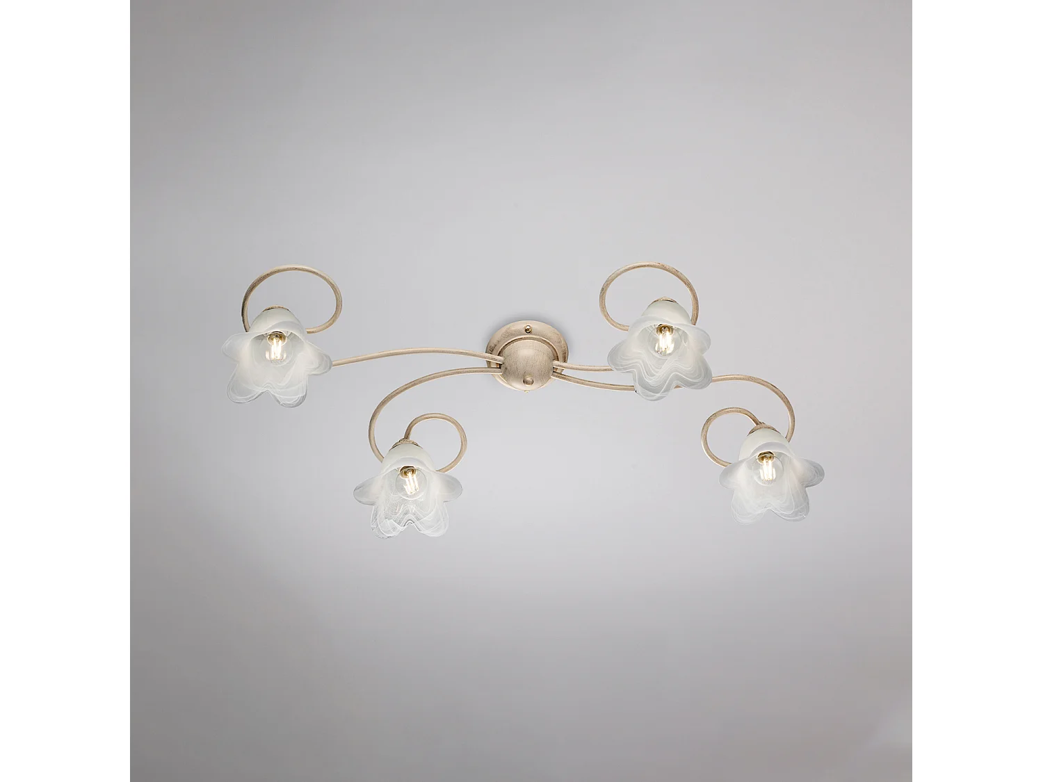 Candeeiro de teto Alice em ferro lacado marfim com decoração em ouro antigo e difusores em vidro d. 14 alabastro branco 4 luzes C. 87 X 40