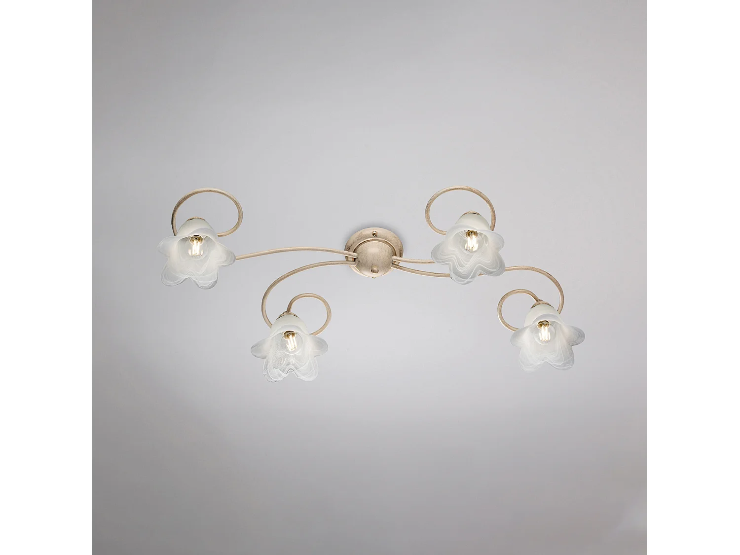 Candeeiro de teto Alice em ferro lacado marfim com decoração em ouro antigo e difusores em vidro d. 14 alabastro branco 4 luzes C. 87 X 40