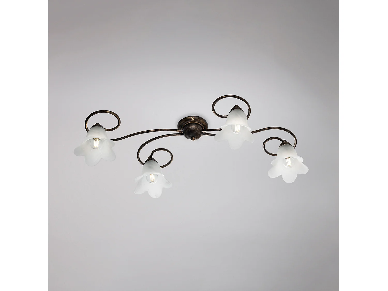Alice loftslampe i brunlakeret jern med antik gulddekoration og glasdiffusorer d. 14 hvid alabaster 4 lys L. 87 X 40