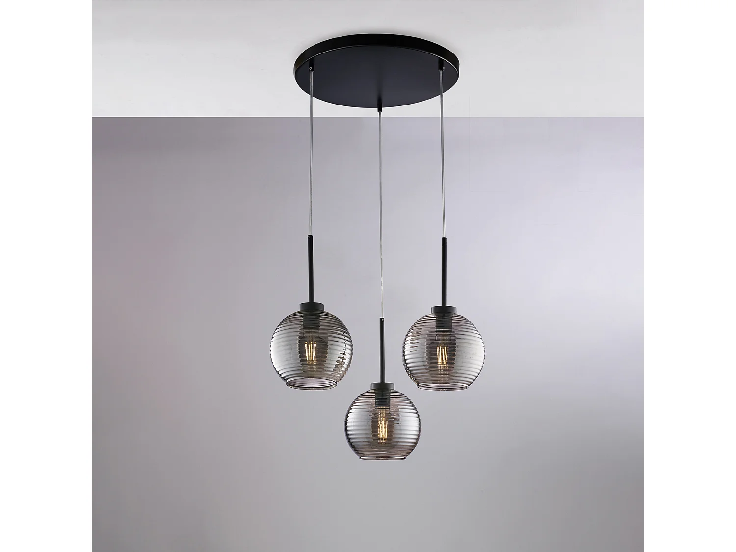 Suspension Ankara fer noir, câble orientable, verre soufflé miroir gris rayé, 3 lumières, style moderne industriel