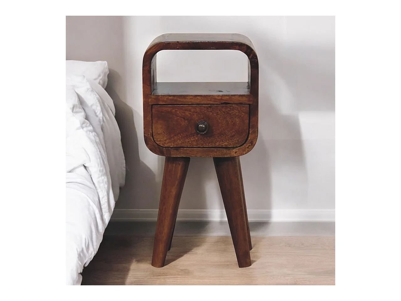 Artisan Furniture Extra mini gebogen nachtkastje met open vak van massief kastanjehout