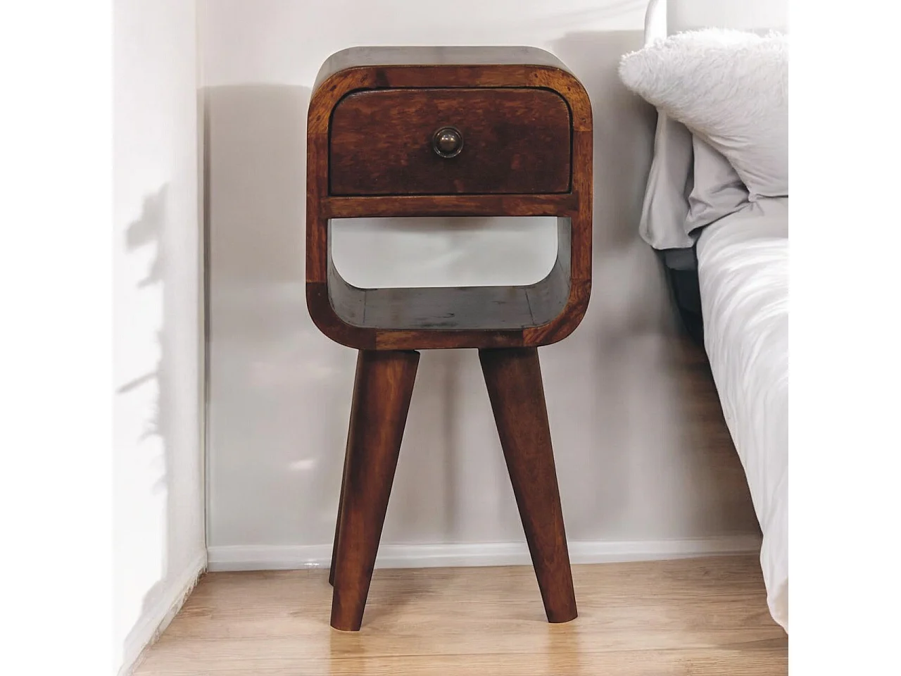 Table de chevet Extra Mini Curve basse en châtaignier Artisan Furniture, 1 tiroir, 1 étagère, brun foncé