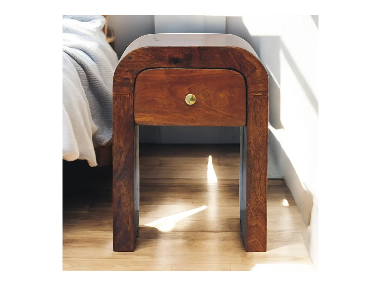 Artisan Furniture Mini Darcy nachtkastje van massief kastanjehout met gebogen randen