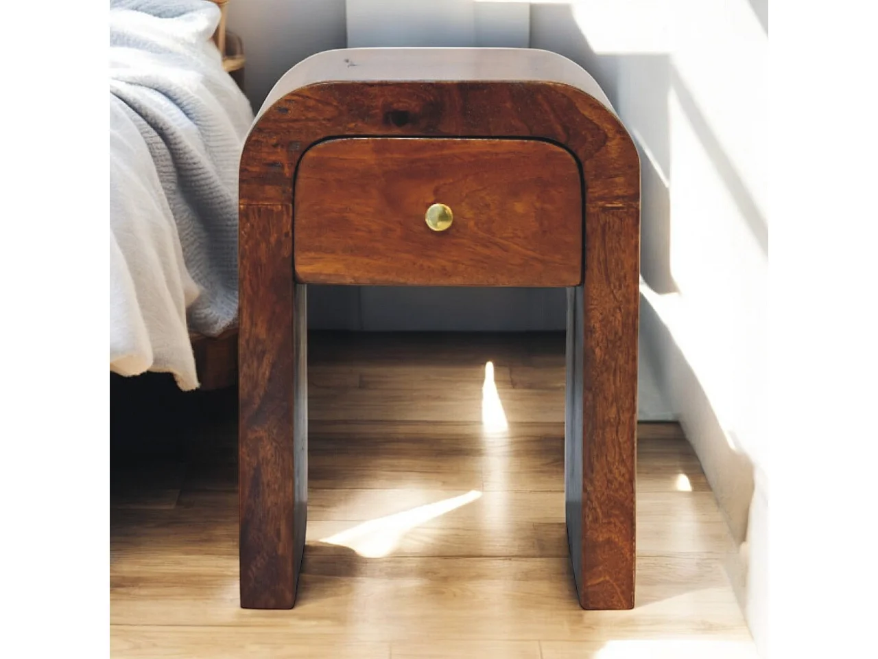Artisan Furniture Mini table de nuit Darcy en bois massif finition châtaignier avec bords arrondis