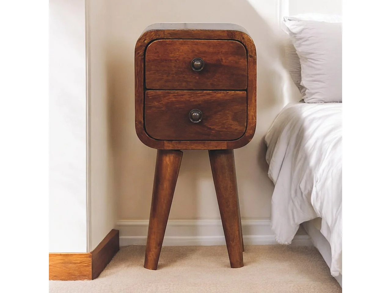 Ekstra Mini buet nattbord i kastanjetre fra Artisan Furniture, 2 skuffer, mørkebrunt