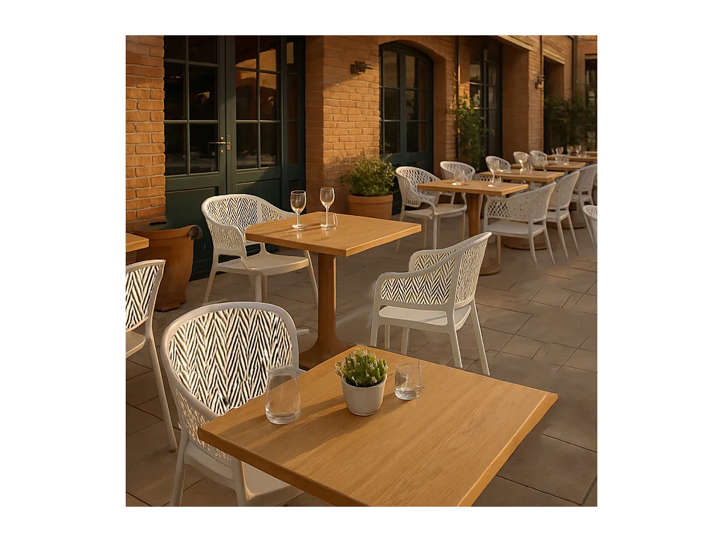 Lot de 10 chaises de jardin empilables en résine coloris blanc - Longueur 59 x Profondeur 56 x Hauteur 79 cm