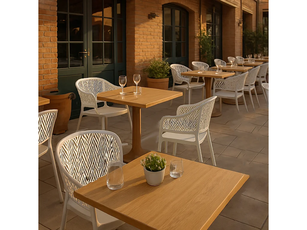 Lot de 10 chaises de jardin empilables en résine coloris blanc - Longueur 59 x Profondeur 56 x Hauteur 79 cm