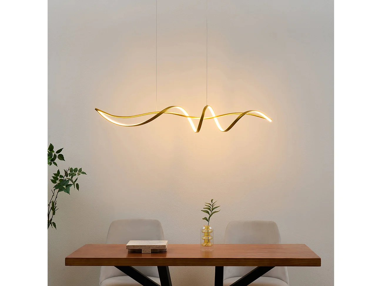 Grande suspension spirale dorée 120 cm de long - Lybella