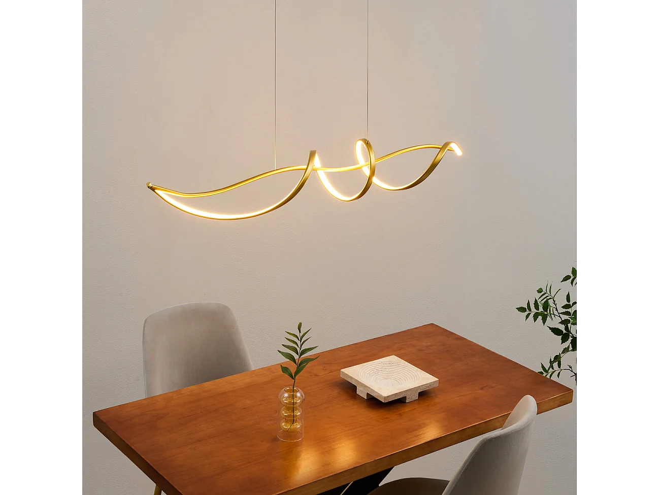 Grande suspension spirale dorée 120 cm de long - Lybella