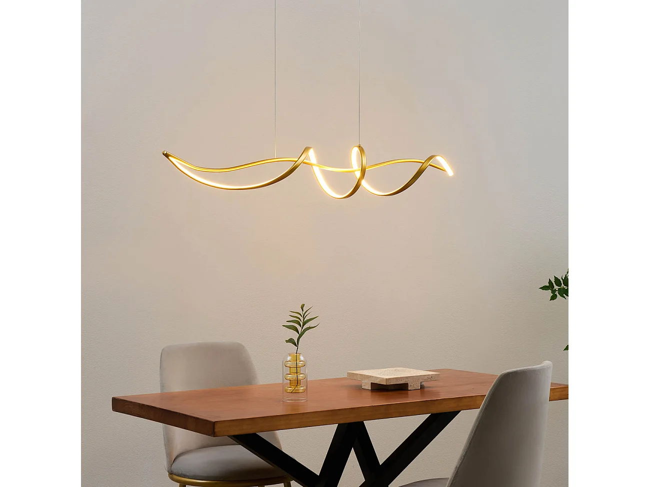 Grande suspension spirale dorée 120 cm de long - Lybella