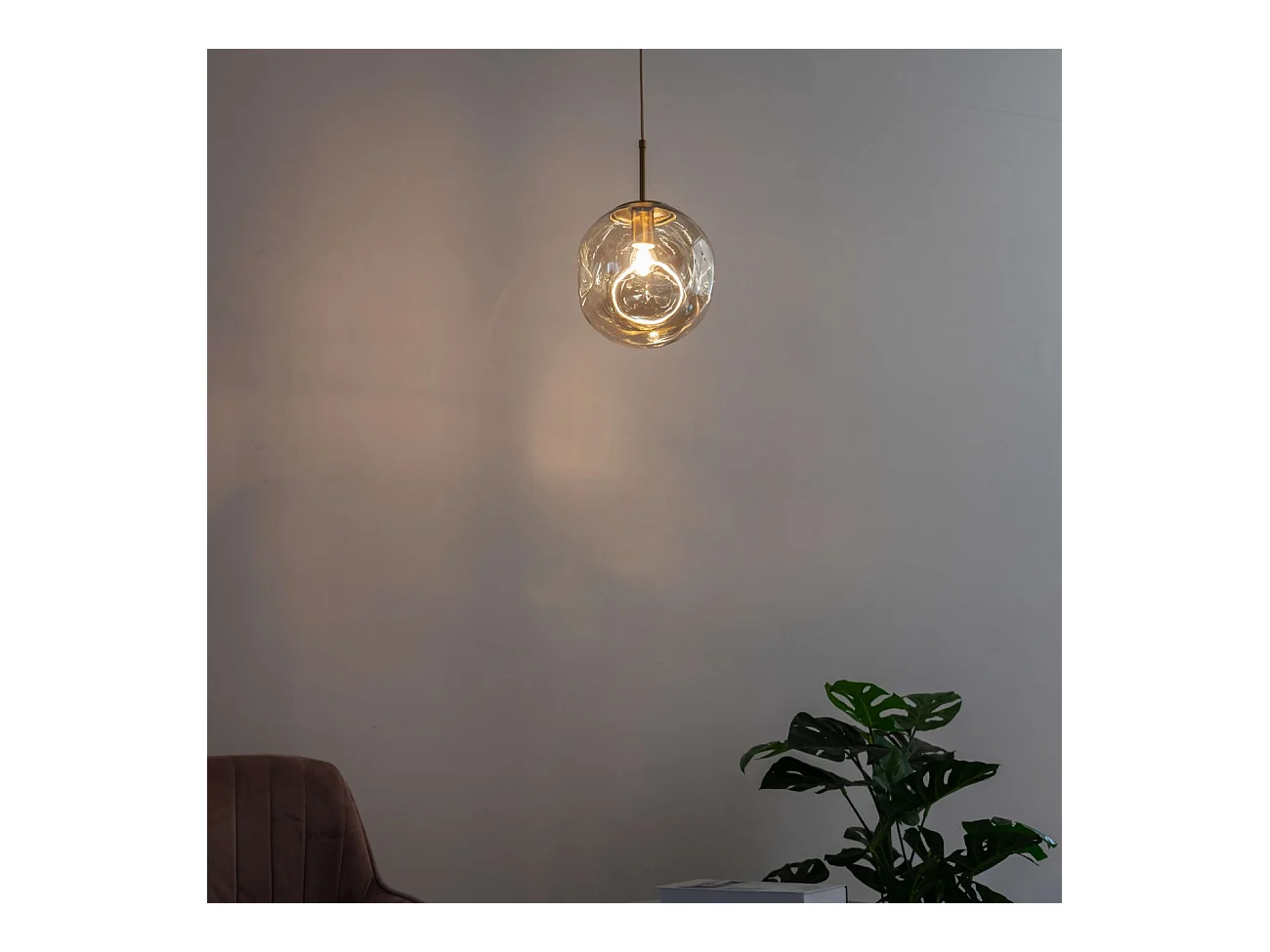 Suspension contemporaine à fossettes en verre ambré - Nourot