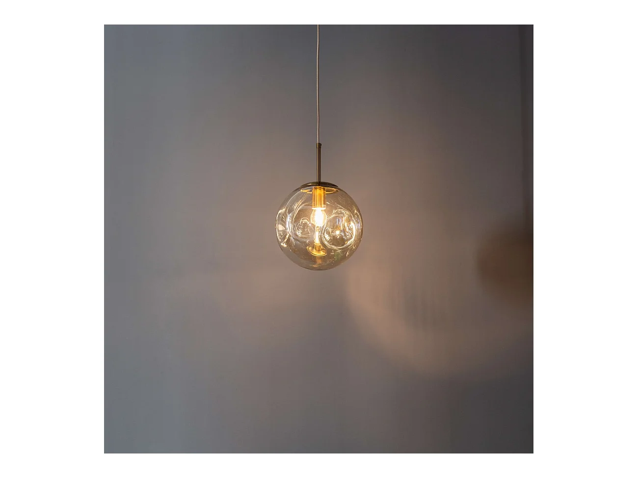 Suspension contemporaine à fossettes en verre ambré - Nourot