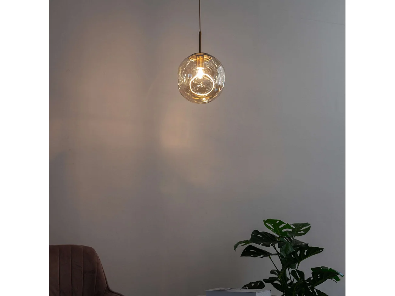 Suspension contemporaine à fossettes en verre ambré - Nourot