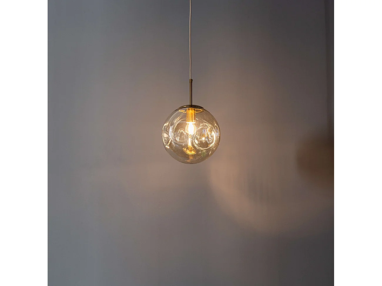 Suspension contemporaine à fossettes en verre ambré - Nourot