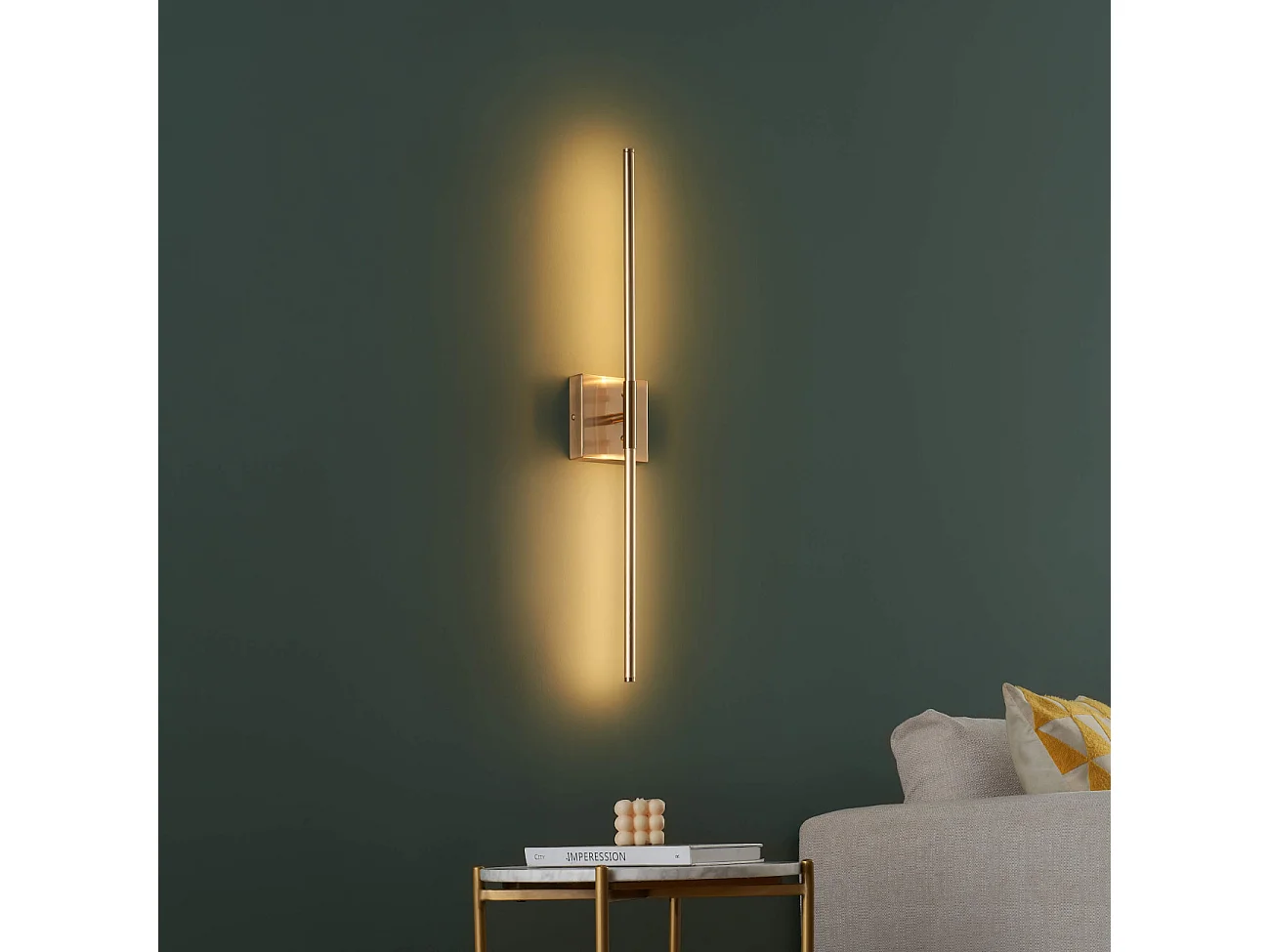 Applique linéaire dorée socle carré à LED - Collins