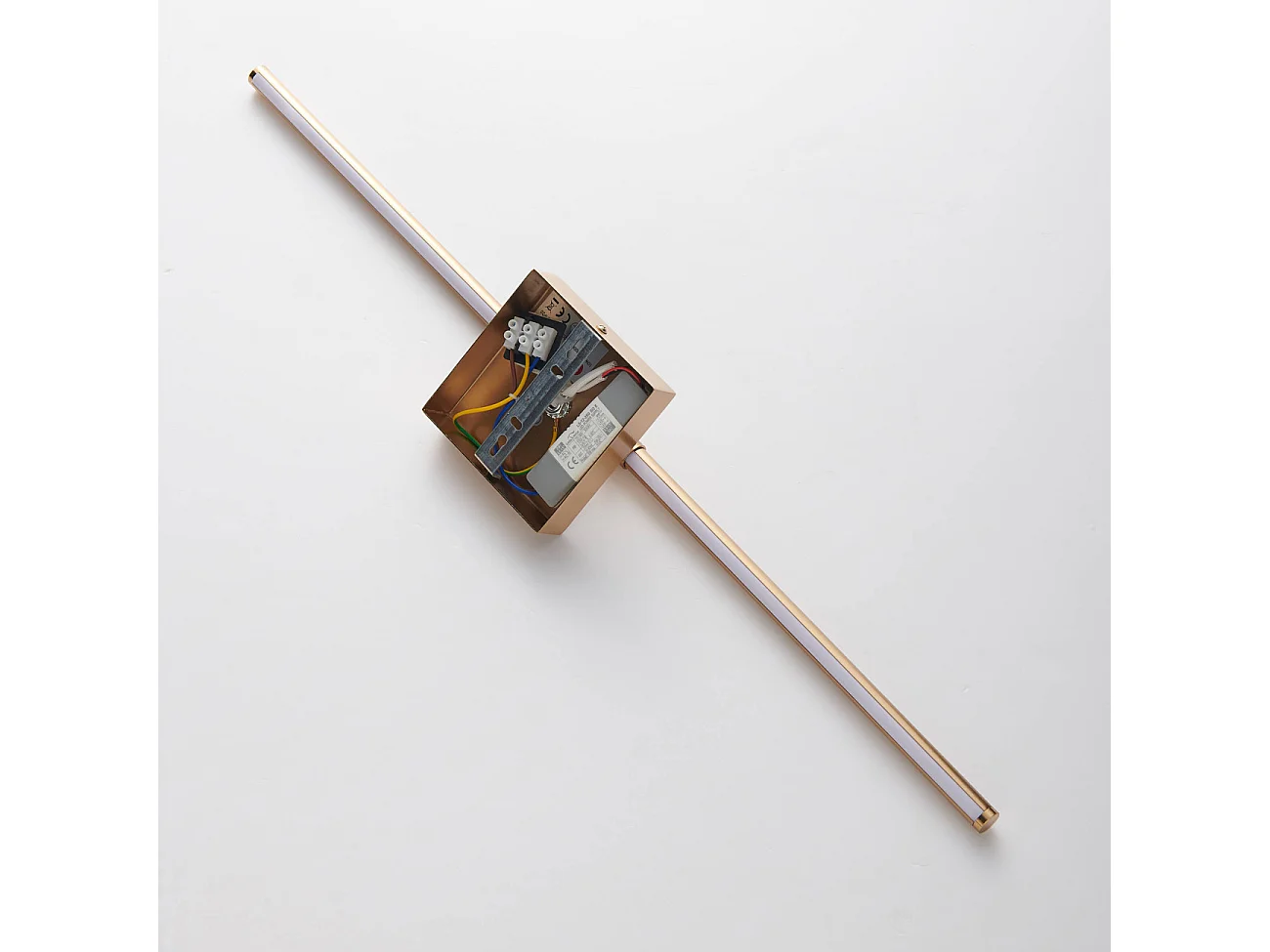 Applique linéaire dorée socle carré à LED - Collins