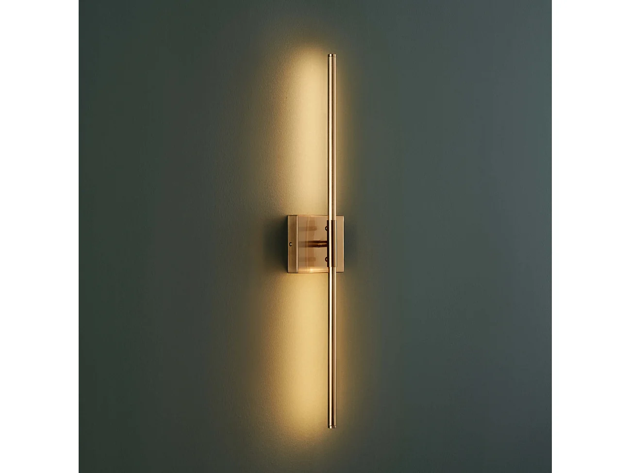 Applique linéaire dorée socle carré à LED - Collins