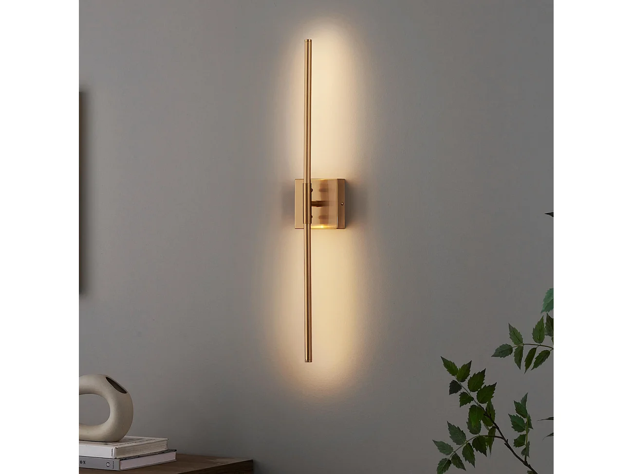 Applique linéaire dorée socle carré à LED - Collins