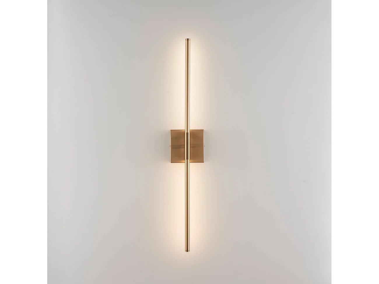 Applique linéaire dorée socle carré à LED - Collins