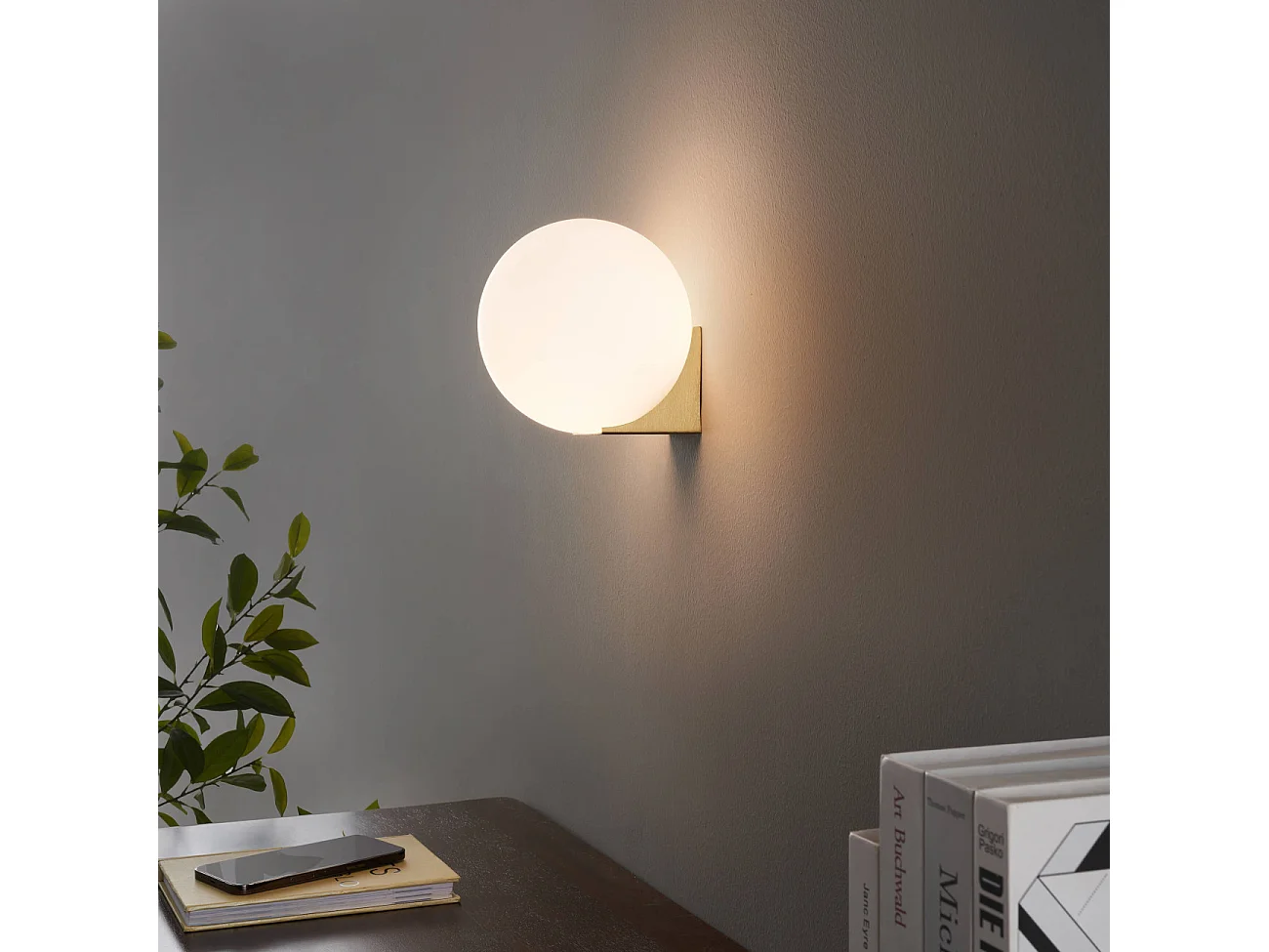 Applique ultra minimaliste boule blanche sur socle doré - Kandi