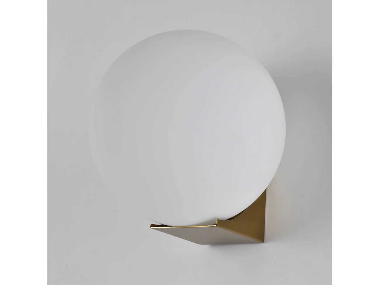 Applique ultra minimaliste boule blanche sur socle doré - Kandi