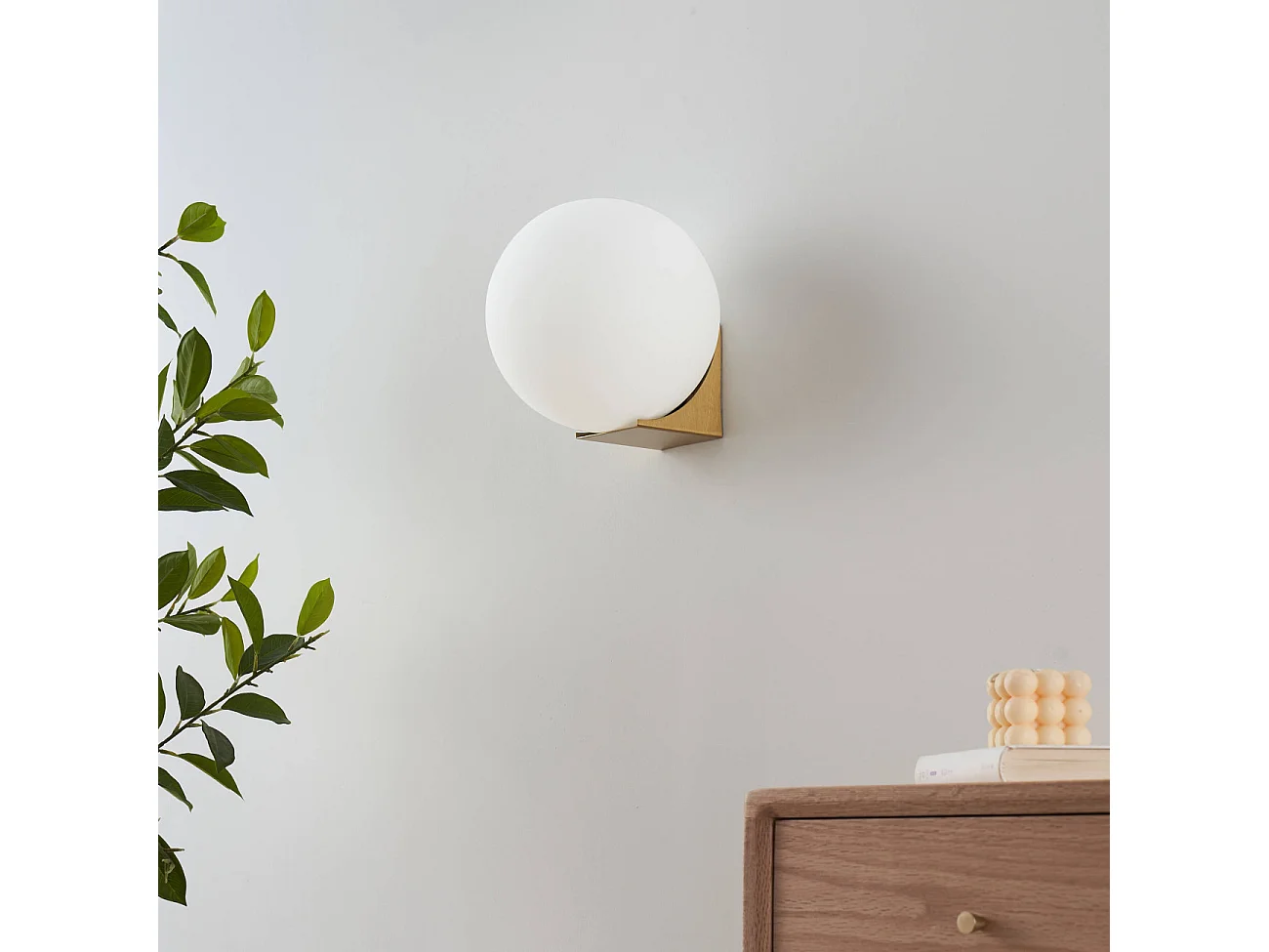 Applique ultra minimaliste boule blanche sur socle doré - Kandi